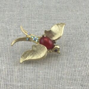 VINTAGE gold Tone Red Jelly Belly Swallow Bird iridescent RHINESTONE‎ Brooch Pin